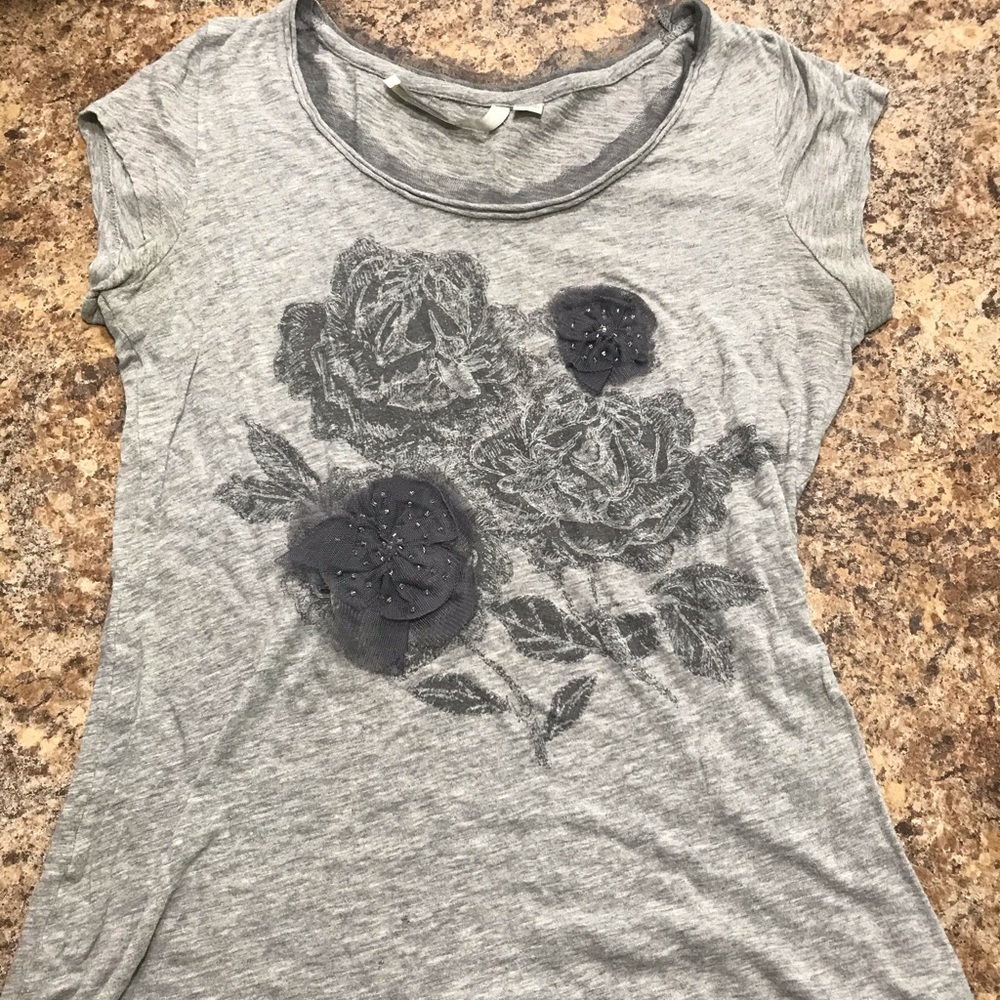 Gray-colored LC top with flower